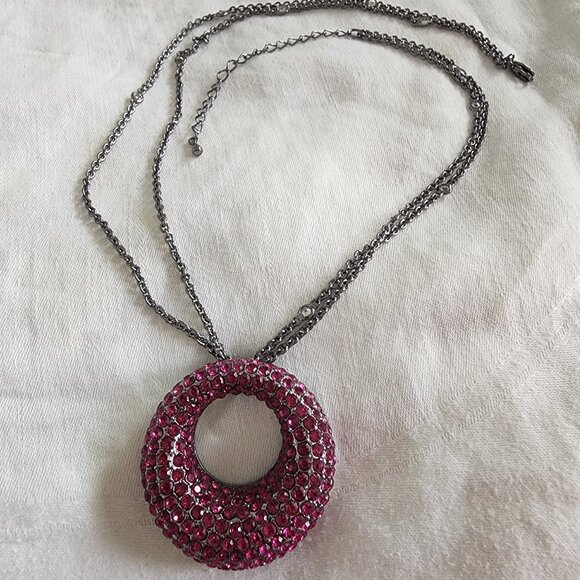 JOAN BOYCE RASPBERRY SWAROVSKI CRYSTAL ETERNITY CIRCLE PENDANT-NEW - Picture 1 of 3